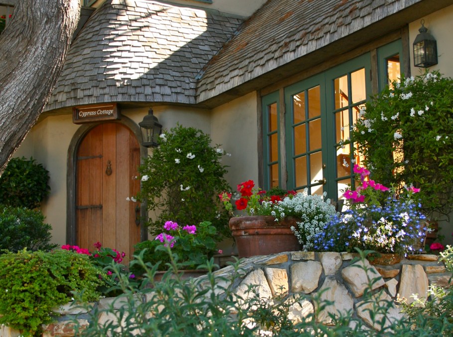 Уютный домик в цветах