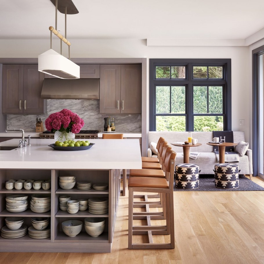 Интерьер кухни с островом