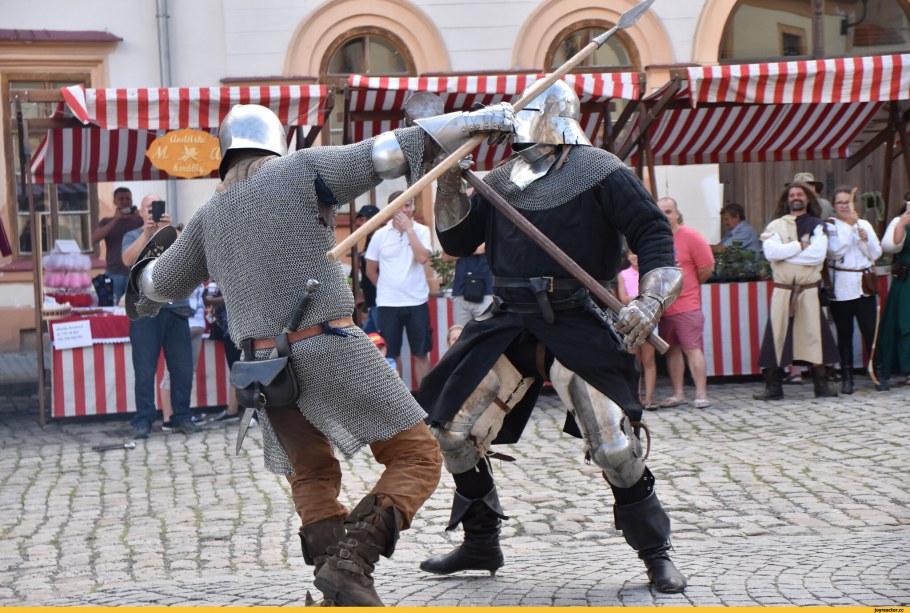 Рыцарский замок и его вооруженные