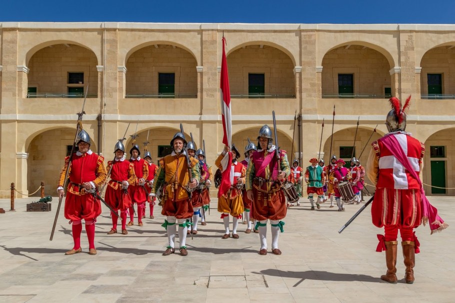 Рыцарь в доспехах и плаще