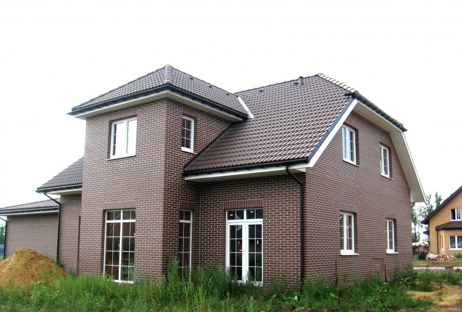Фасад из коричневого кирпича