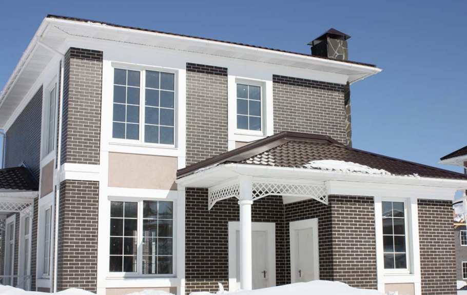 Дом из светлого кирпича с белыми окнами