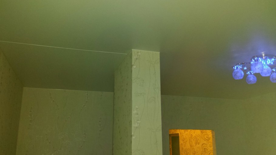 Обход колонны натяжным потолком