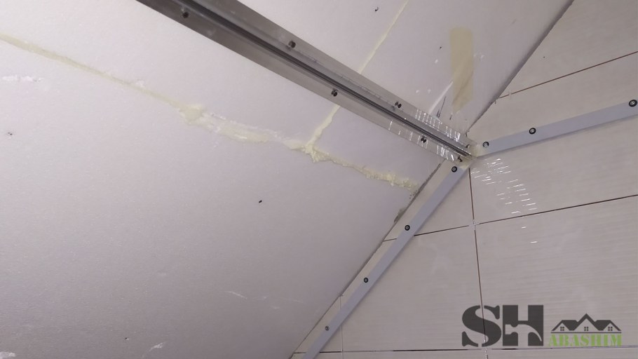 Разделитель на натяжном потолке мансарда