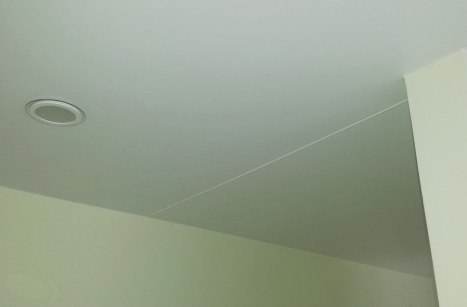 Шов на сатиновом натяжном потолке