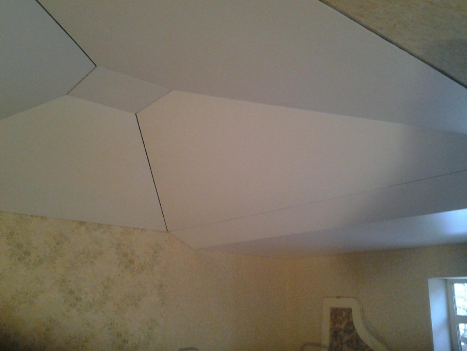 Натяжной потолок через разделитель