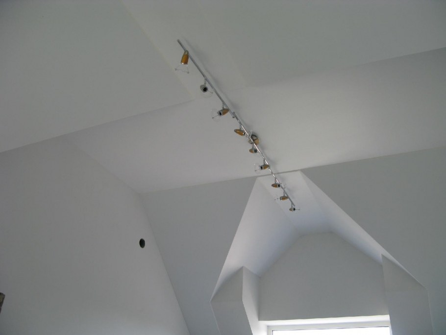 Натяжной потолок через разделитель