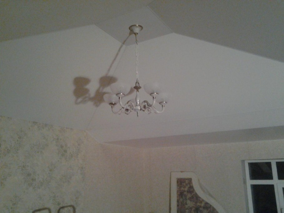 Разделитель натяжного потолка варианты