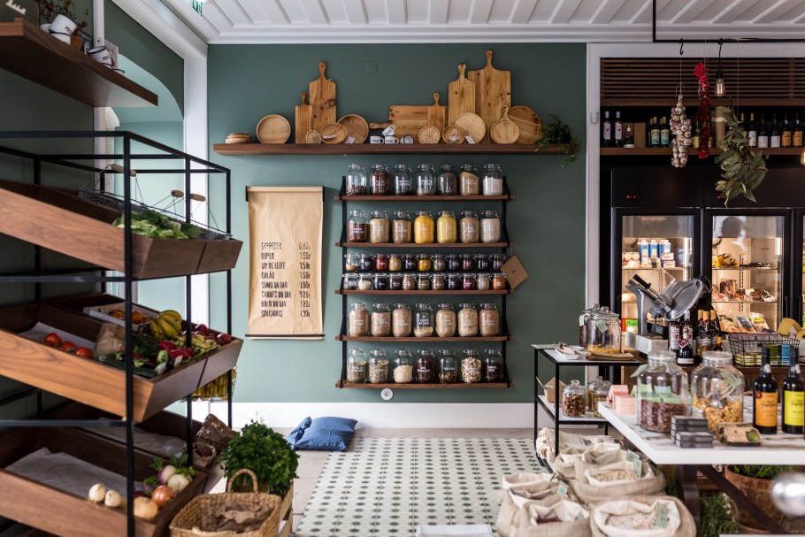 Интерьер продуктового магазина в деревенском стиле