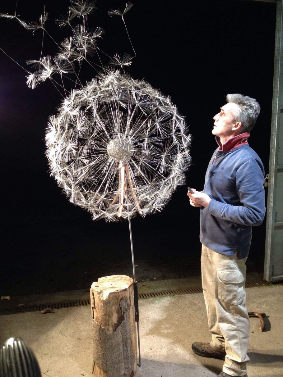 Скульптуры одуванчик проволочные