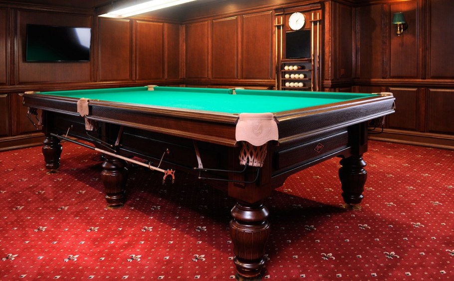 Интерьер бильярдной