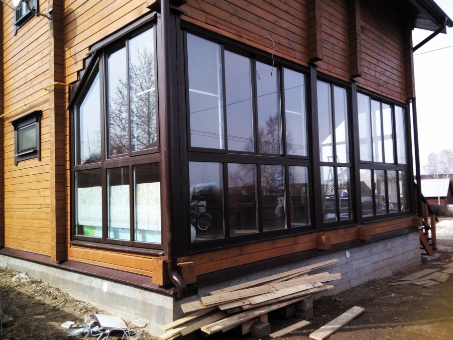 Деревянные двери на веранду