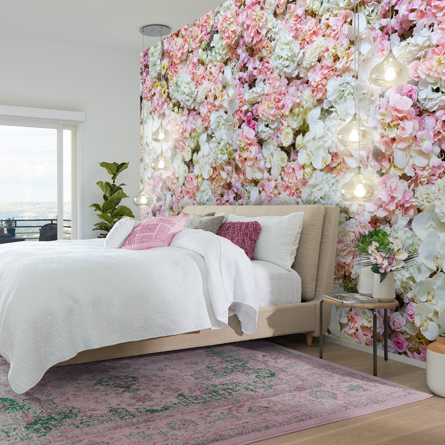 Спальня с крупными цветами