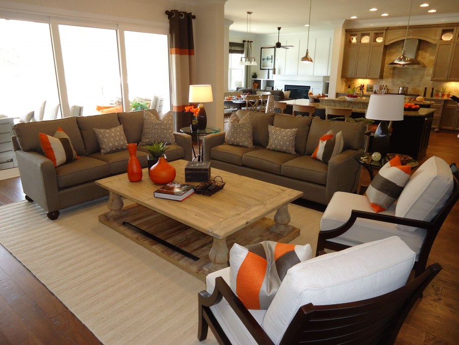 Диван в середине комнаты