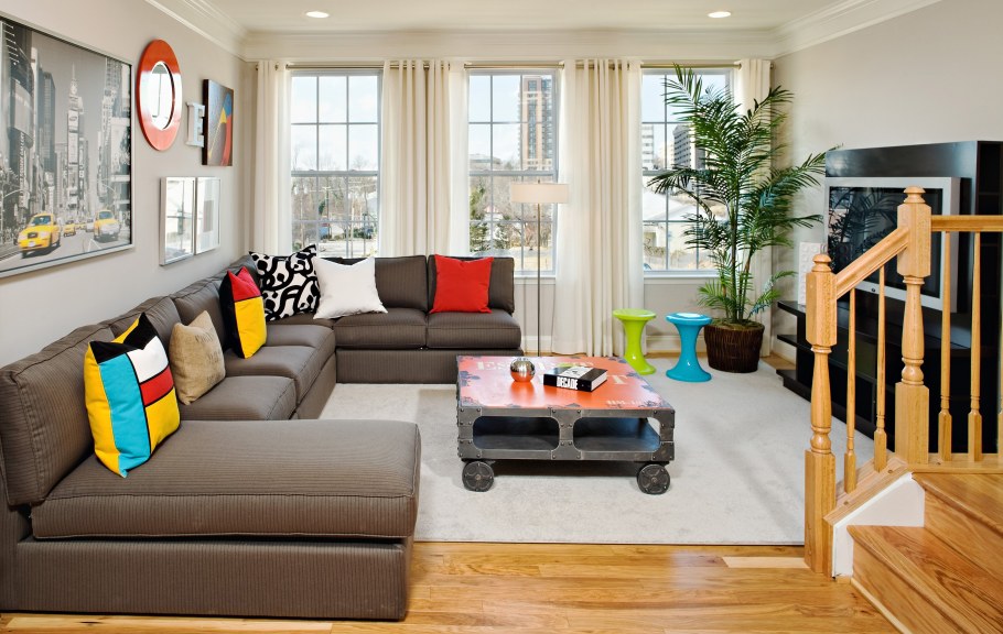 Гостиная с большим диваном