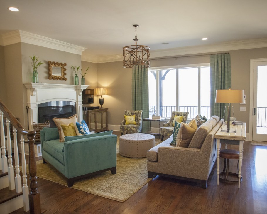 Диван в середине комнаты