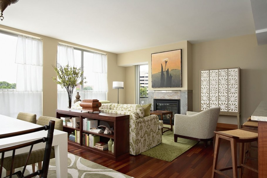 Гостиная диван посередине комнаты