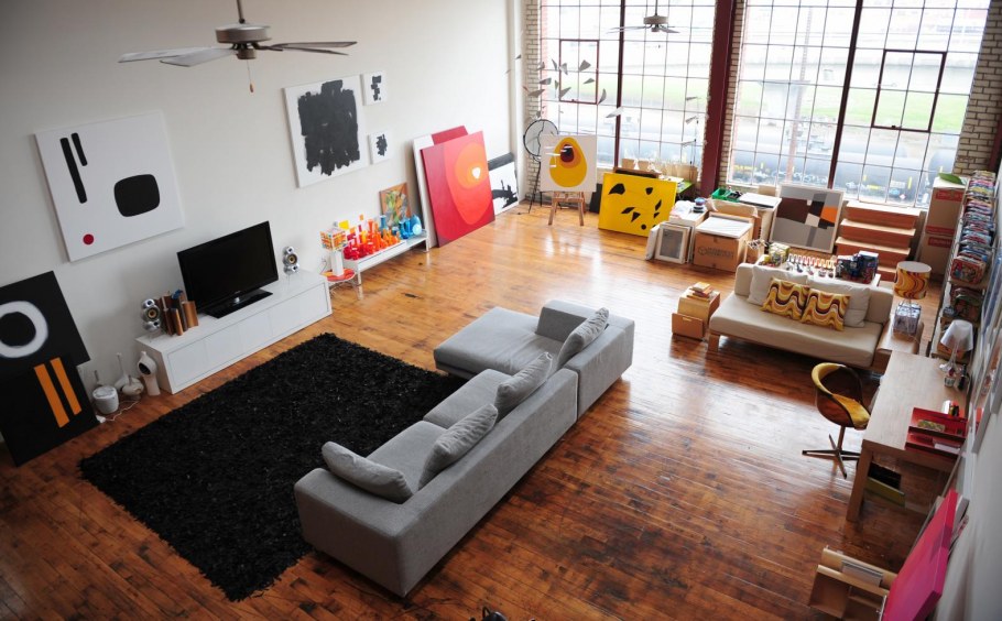 Диван посреди комнаты интерьер