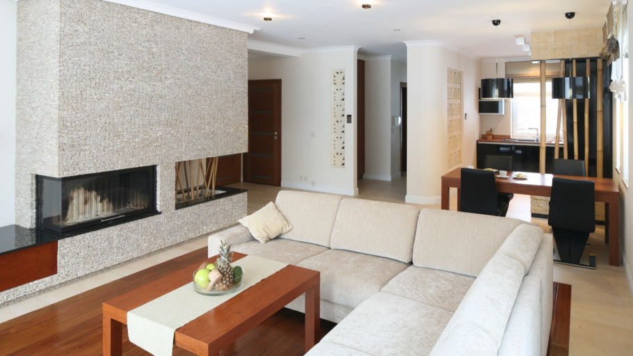 Зал с диваном посередине комнаты