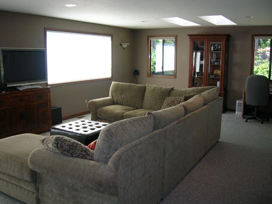 Угловой диван посередине комнаты