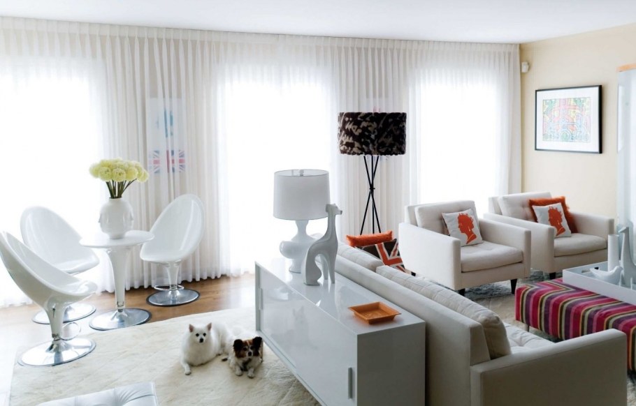 Диван в середине комнаты