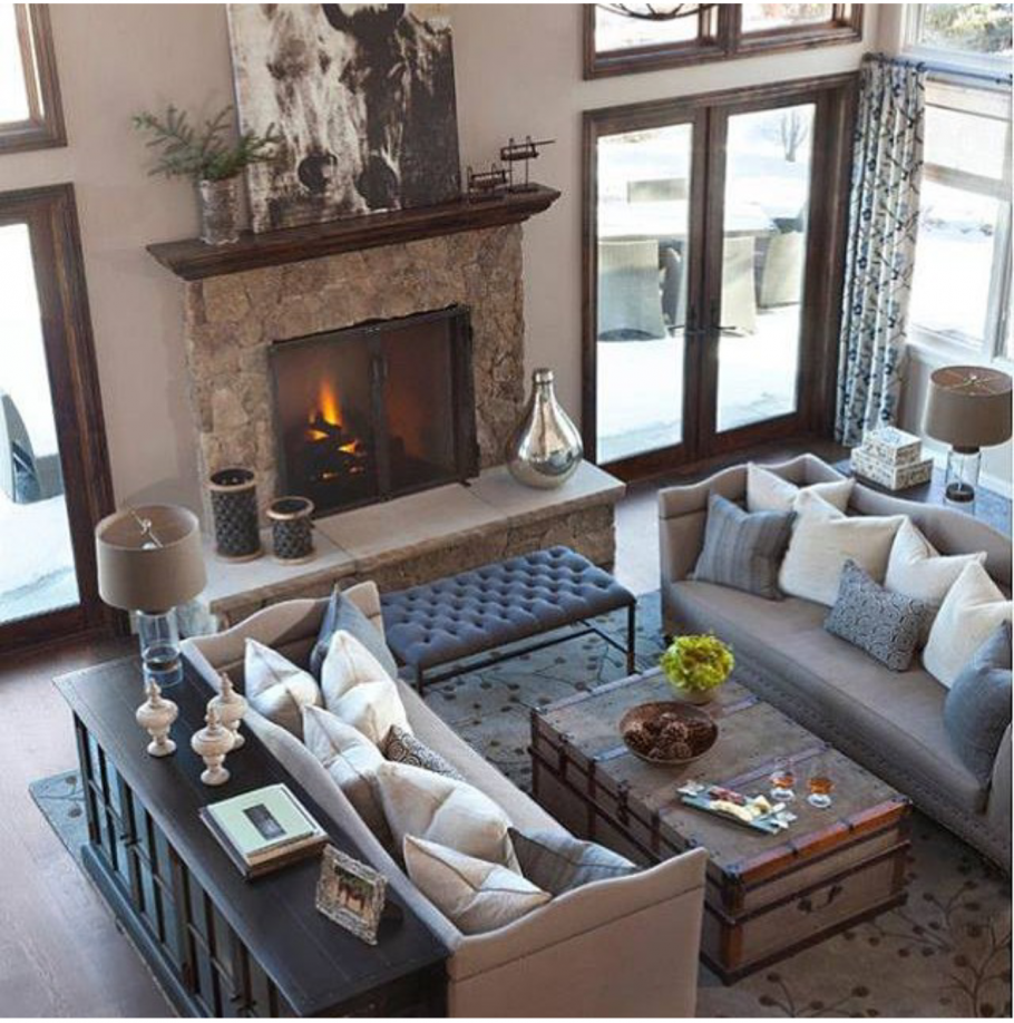 Гостиная с камином и диваном