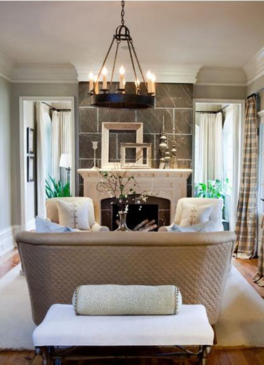 Диван посреди комнаты интерьер