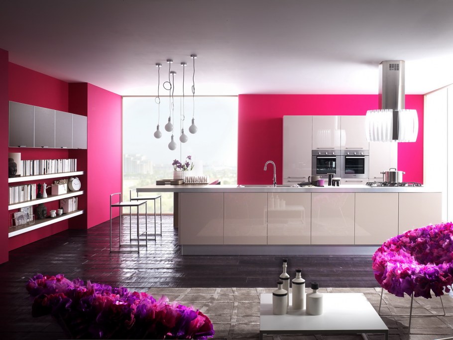 Фиолетовые стулья в интерьере кухни