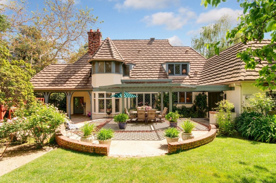 Большой красивый дом с садом