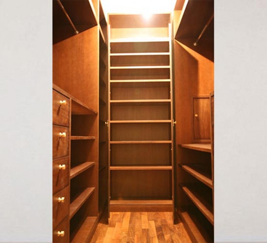 Стеллажи в маленькой кладовке