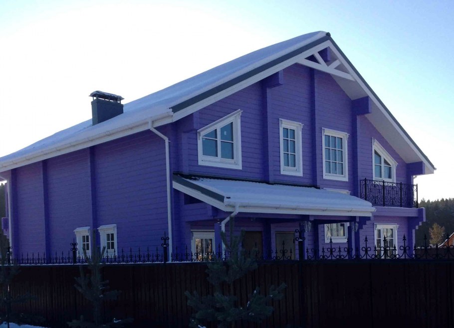 Фиолетовый фасад дома