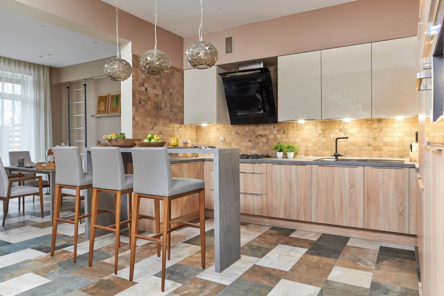 Плитка в кухне-гостиной на полу