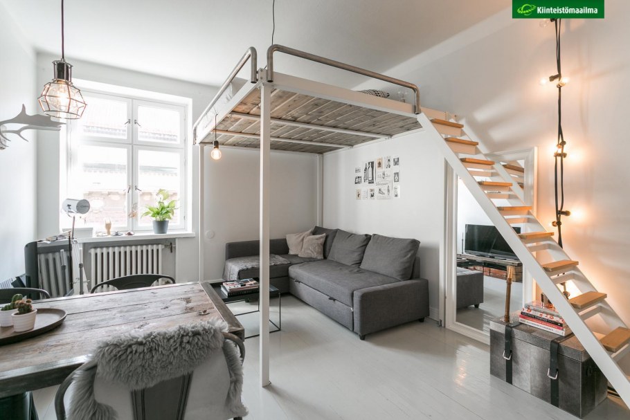 Навесная кровать под потолок в однушке