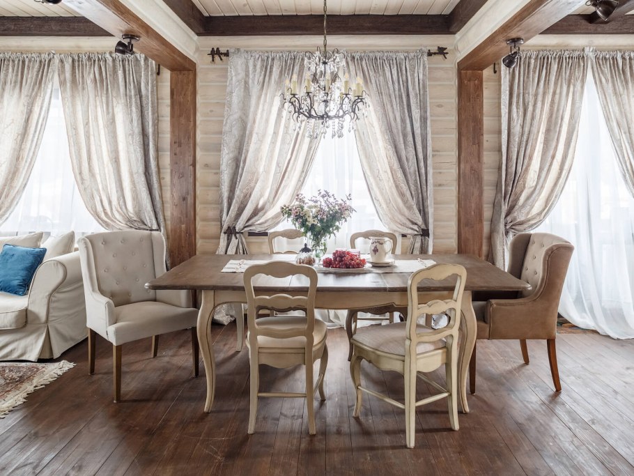 Столовая в стиле Прованс в деревянном доме