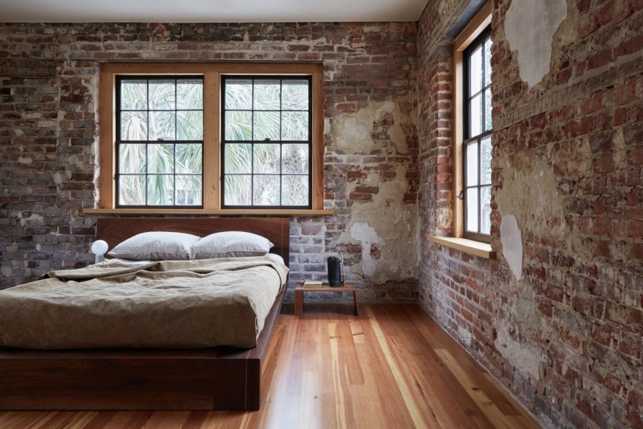 Старая кирпичная стена в интерьере