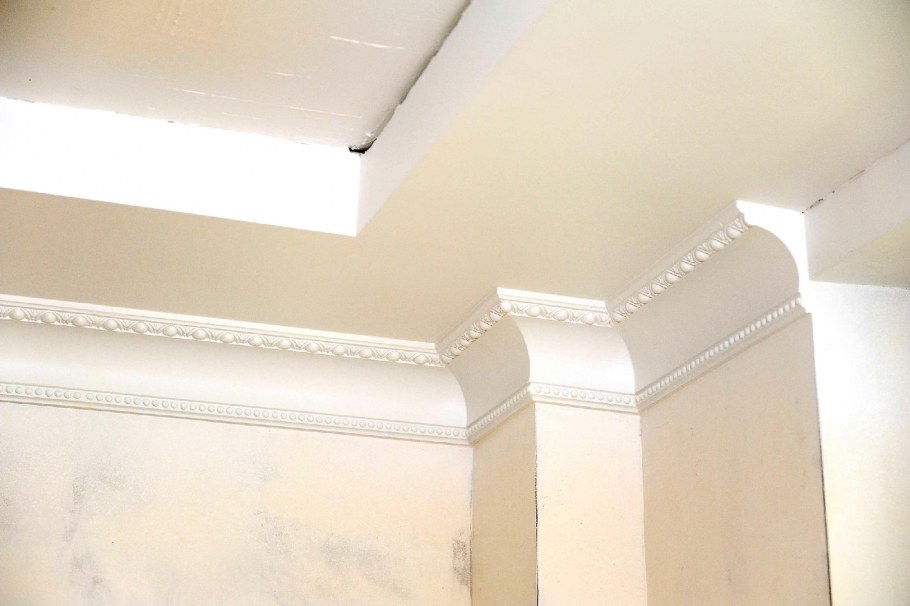 Плинтус потолочный