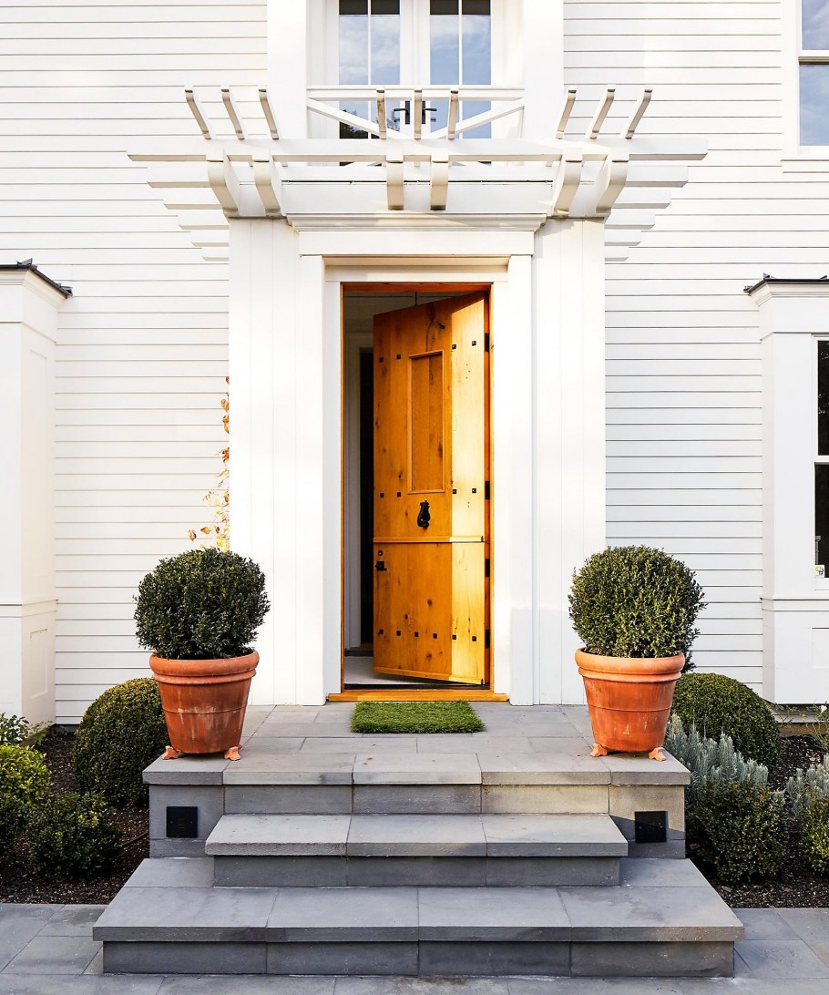 Входная дверь с крыльцом