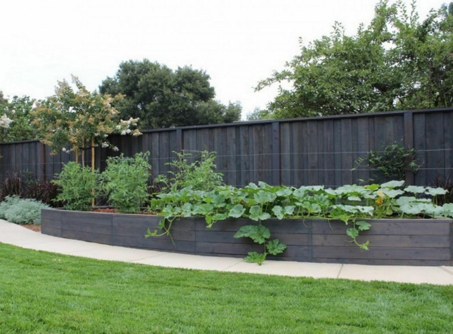 Деревянная клумба вдоль забора