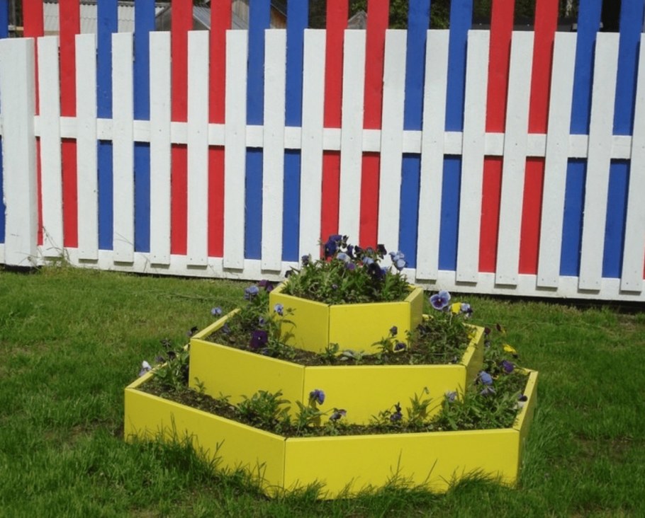 Цветники из профнастила