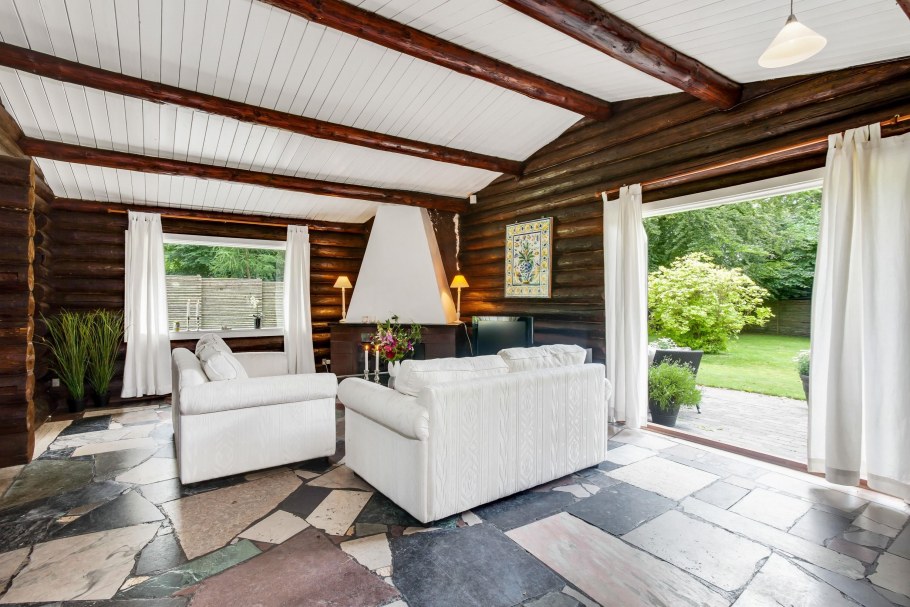 Современный интерьер в доме из сруба