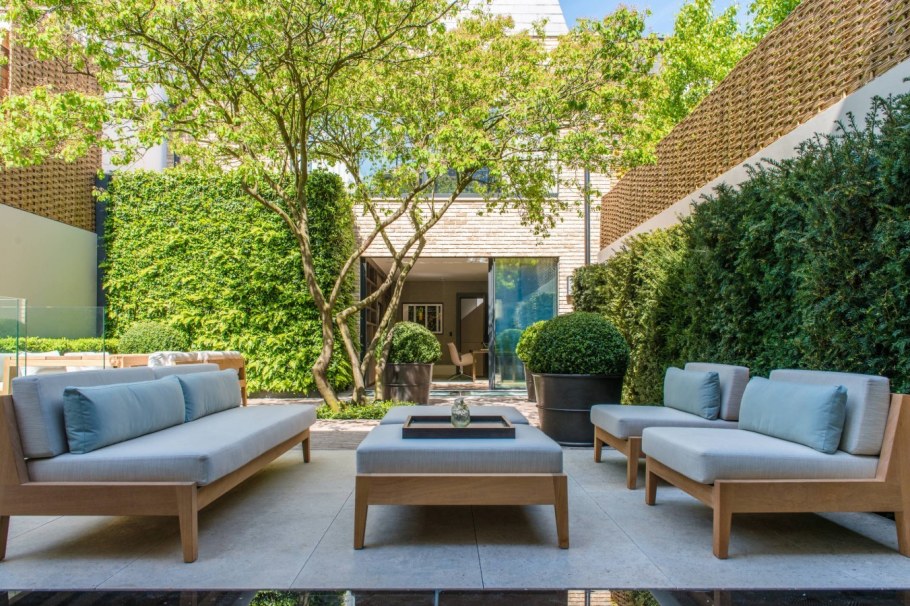 Патио с живой изгородью