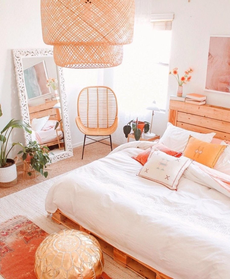 Розовый интерьер спальни