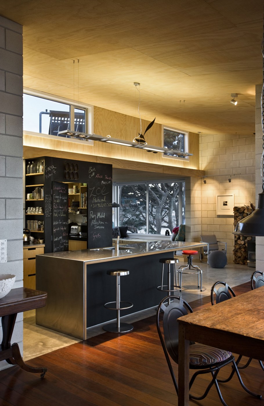 Кухня в стиле лофт с барной стойкой