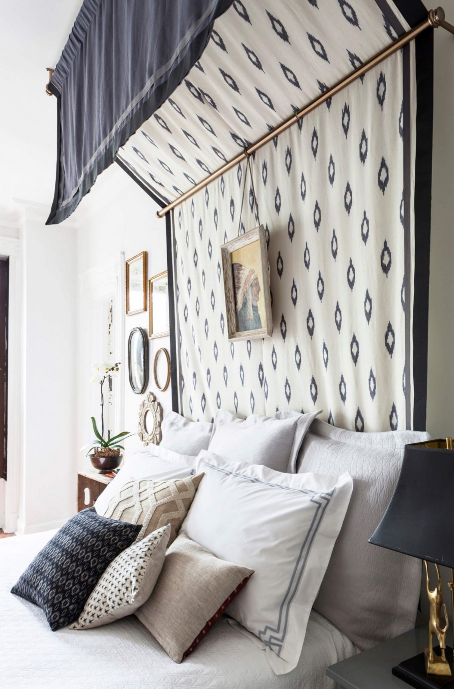 Необычный декор над кроватью