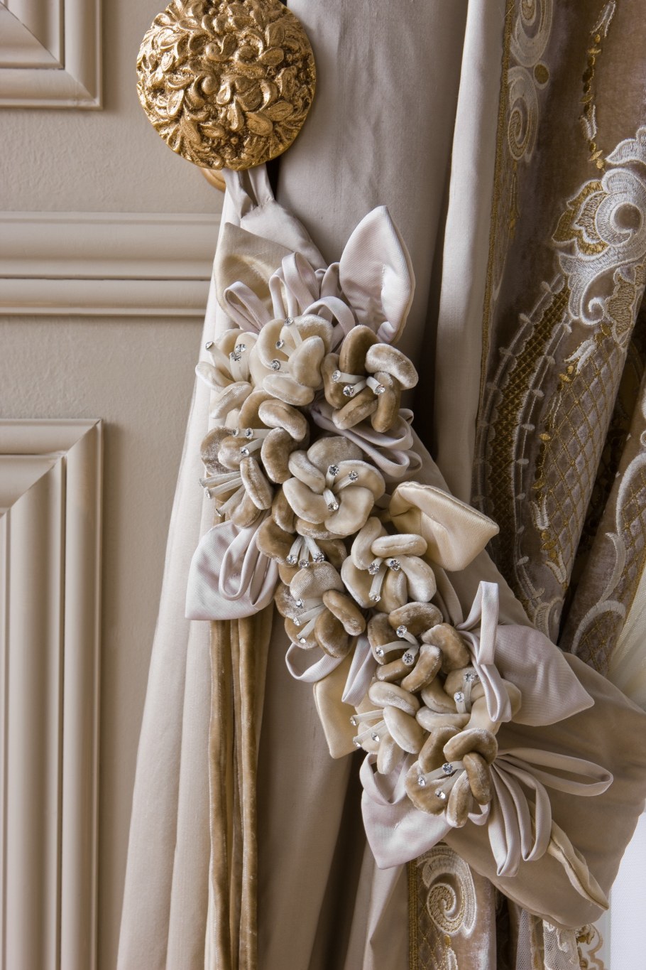 Ткань в рамке на стене