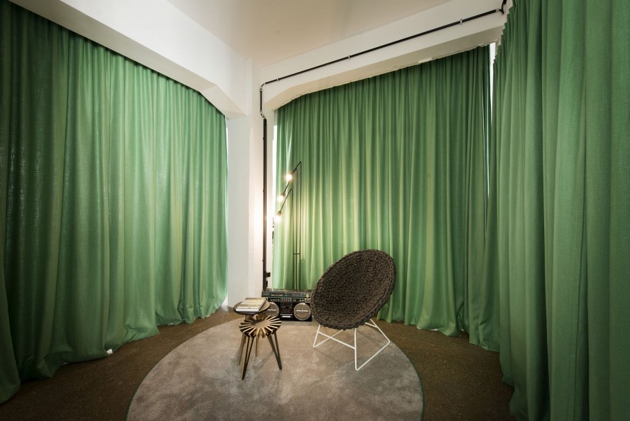 Драпировка стен шторами