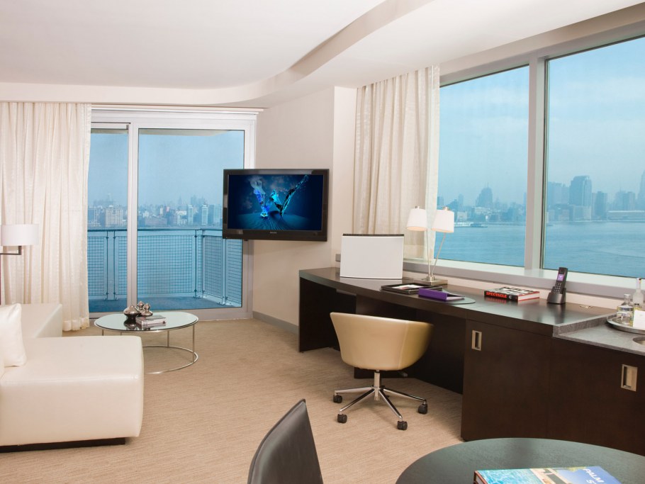 Телевизор у окна в интерьере гостиной