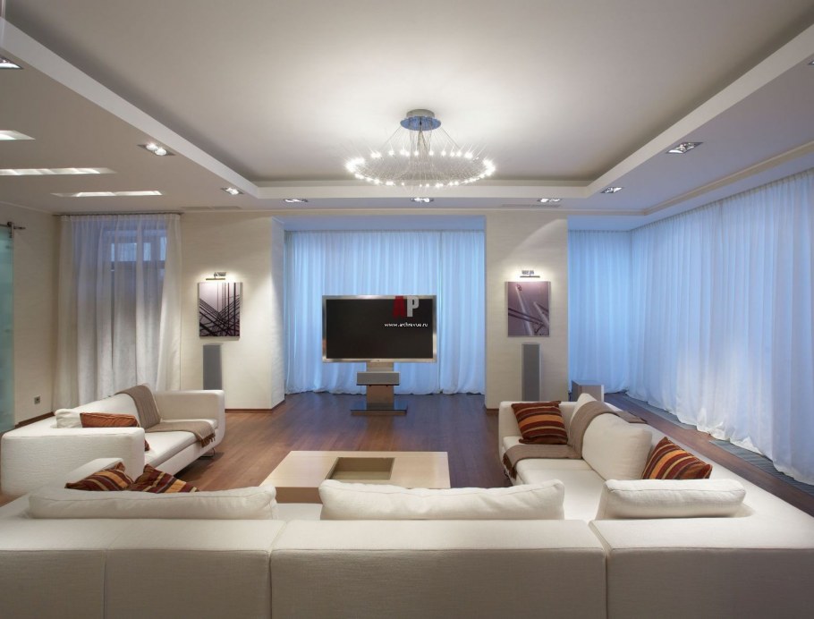 Телевизор перед окном в гостиной