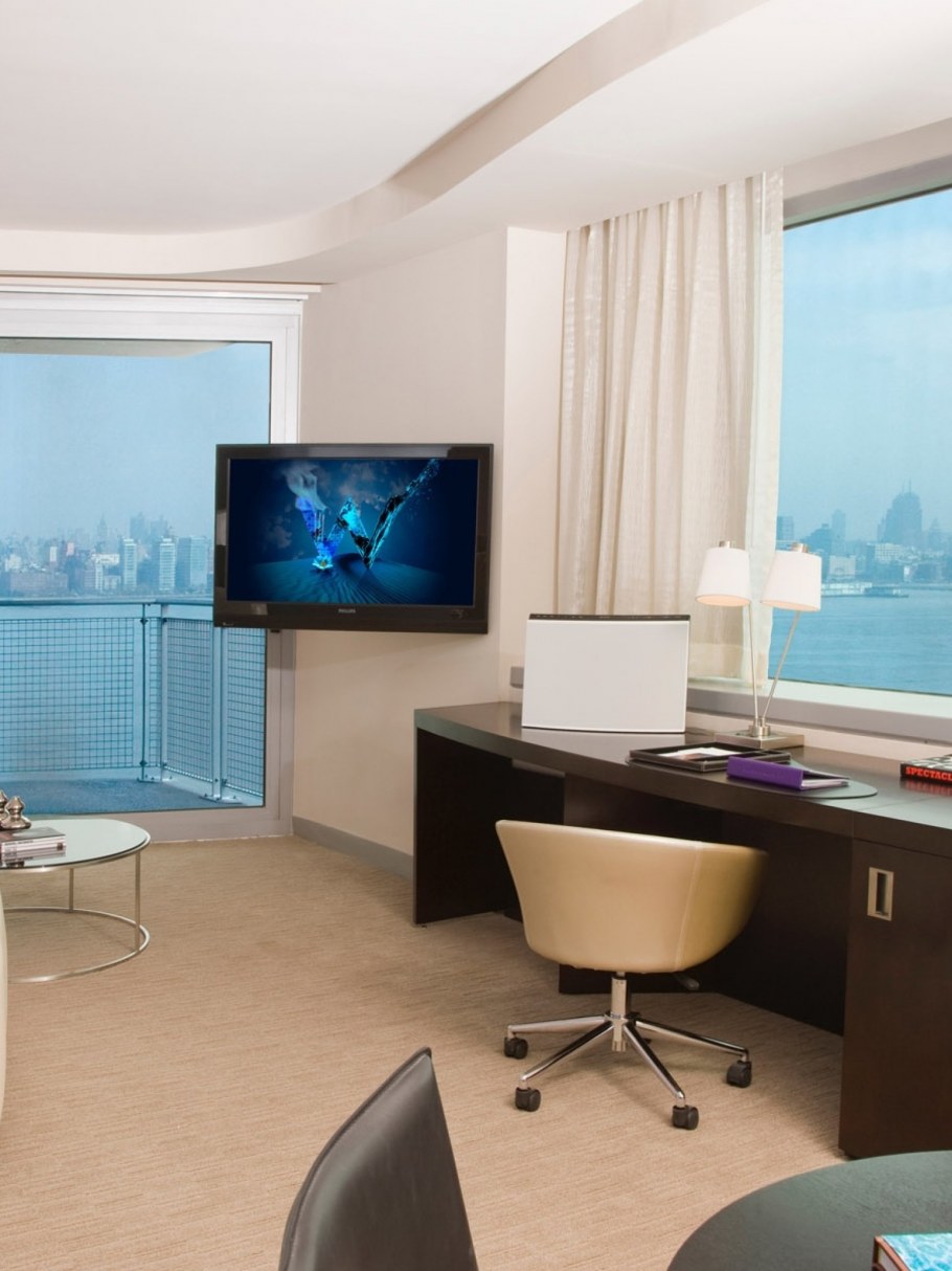 Телевизор перед окном в гостиной