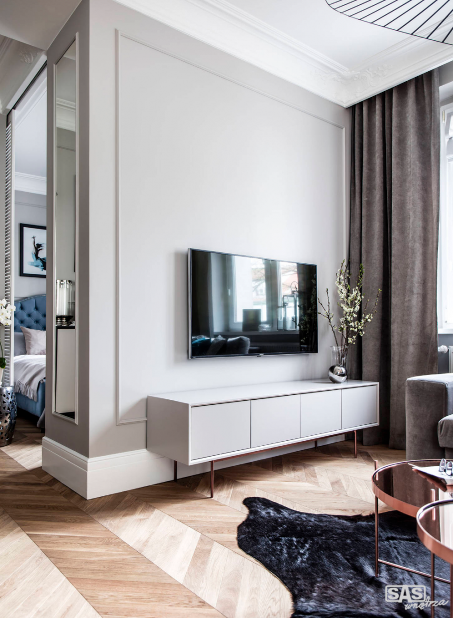 Телевизор на стене в интерьере